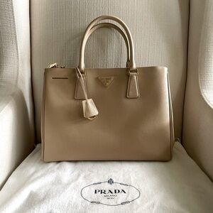 PRADA - Saffiano Large Galleria Double Zip Tote in Beige